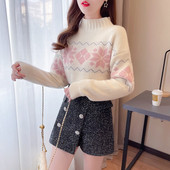 Дамски комплект от пуловер и къса пола панталон