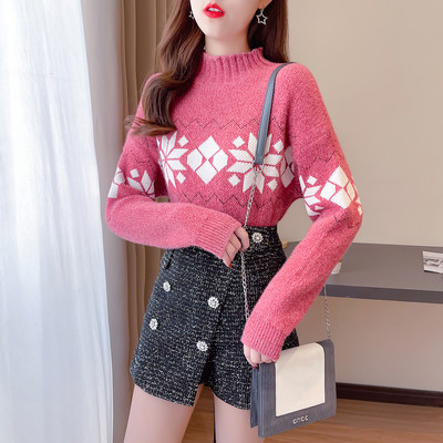 Дамски комплект от пуловер и къса пола панталон