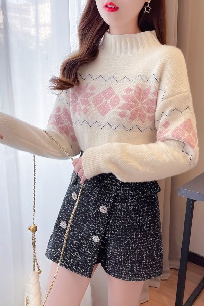 Дамски комплект от пуловер и къса пола панталон