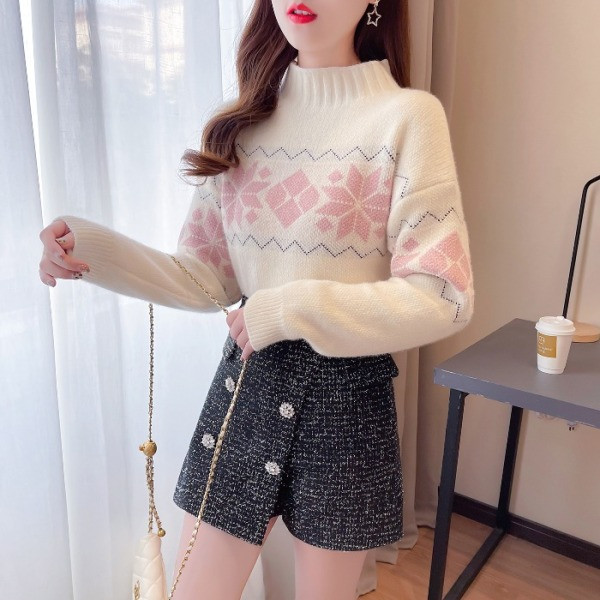 Дамски комплект от пуловер и къса пола панталон