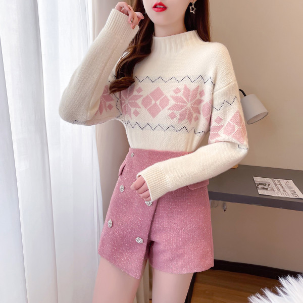 Дамски комплект от пуловер и къса пола панталон
