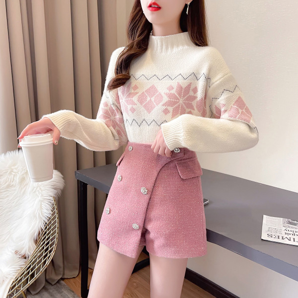 Дамски комплект от пуловер и къса пола панталон