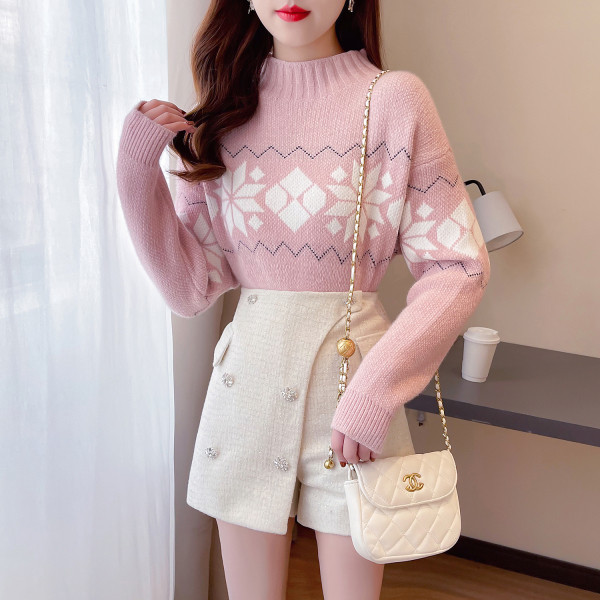 Дамски комплект от пуловер и къса пола панталон