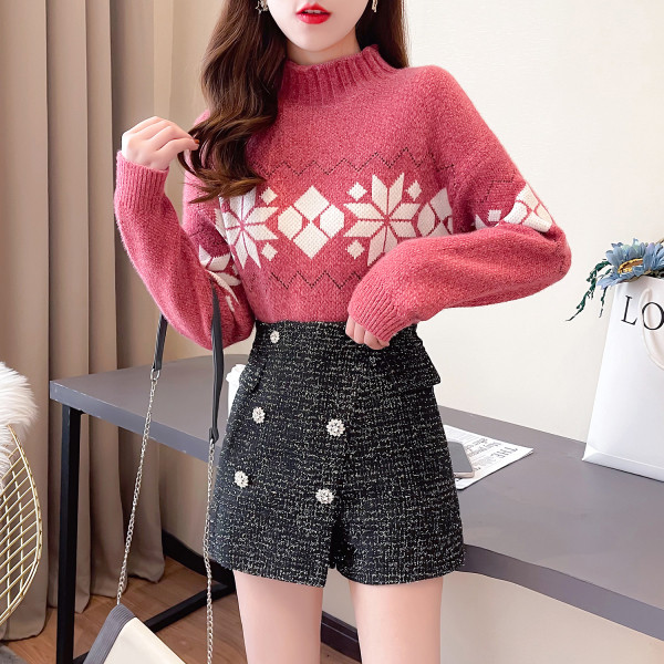 Дамски комплект от пуловер и къса пола панталон