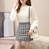 Γυναικεία πουλόβερ και καρό φούστα