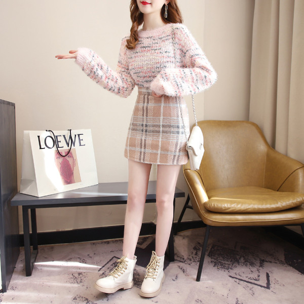 Sügis-talvine naiste kampsunikomplekt ovaalse dekoltee ja ruudulise seelikuga