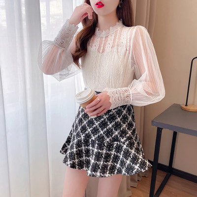 Μοντέρνο γυναικείο πουκάμισο με δαντέλα και φούστα με ψηλή  μέση