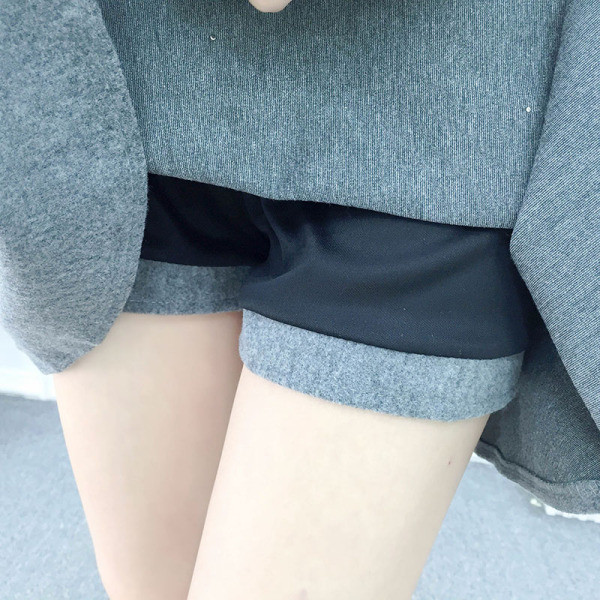 Модерен дамски комплект-разкроена пола и пуловер