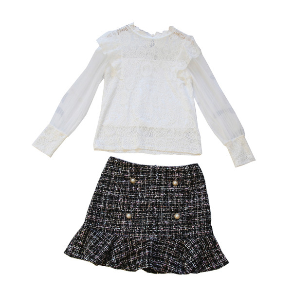 Μοντέρνο γυναικείο σετ από δύο μέρη με φούστα και μπλούλα από δαντέλα