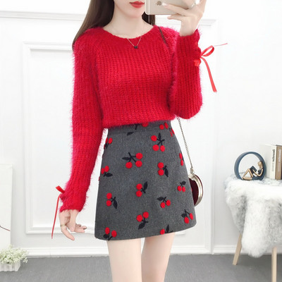 Дамски комплект от пуловер и пола