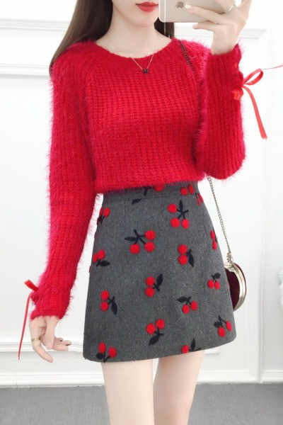 Дамски комплект от пуловер и пола