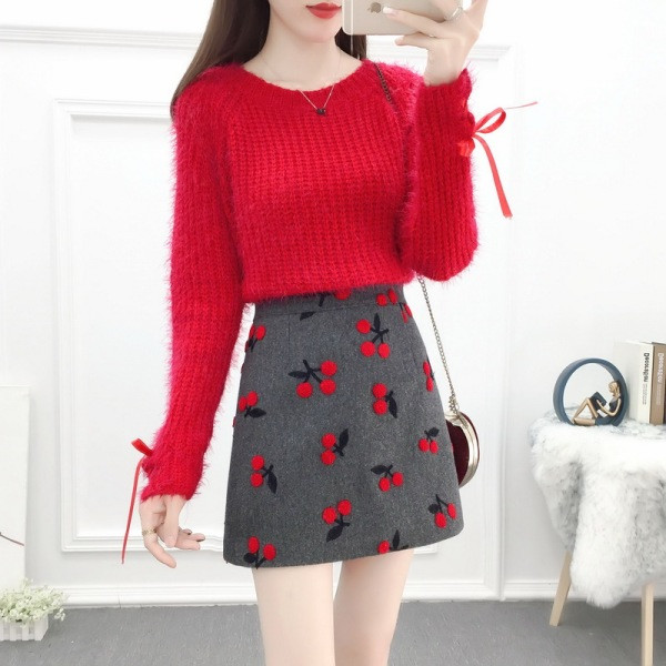 Дамски комплект от пуловер и пола