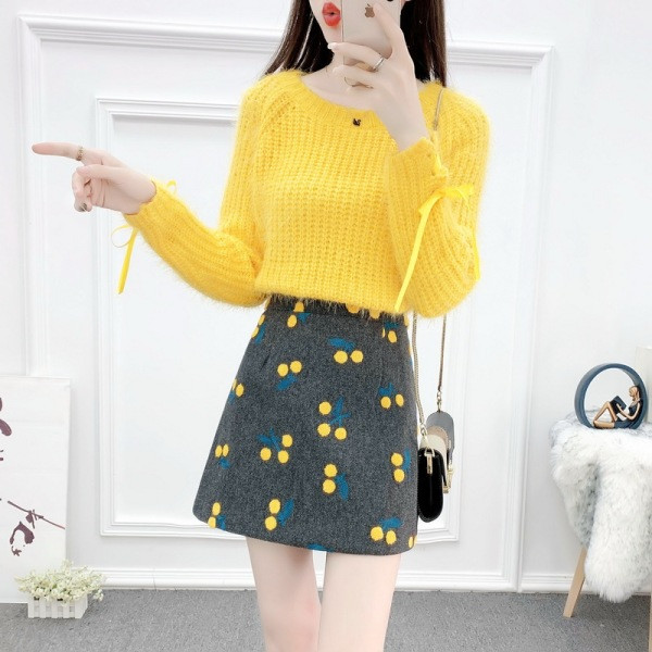 Дамски комплект от пуловер и пола