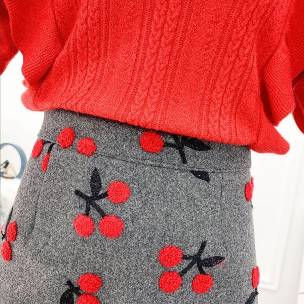 Дамски комплект от пуловер и пола