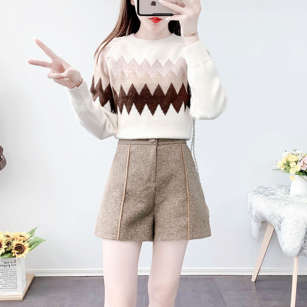 Praegune naiste komplekt - lühikesed püksid ja kampsun