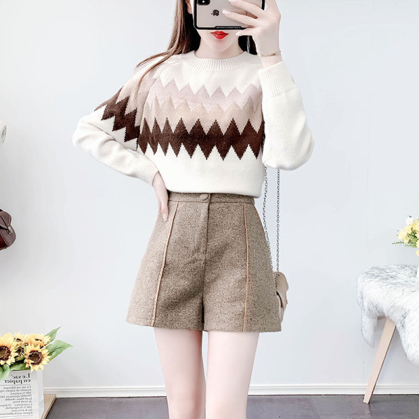 Praegune naiste komplekt - lühikesed püksid ja kampsun