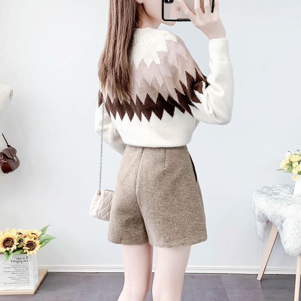 Praegune naiste komplekt - lühikesed püksid ja kampsun