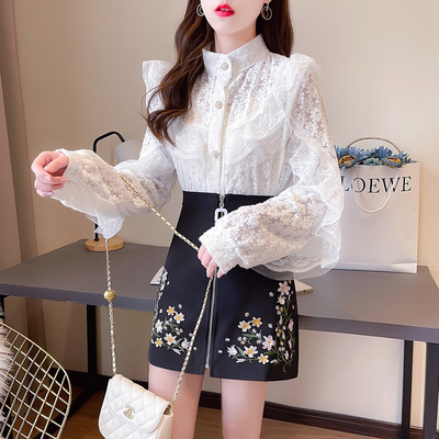 Moodne naiste komplekt lokkidega pitssärgist ja tikandiga seelikust