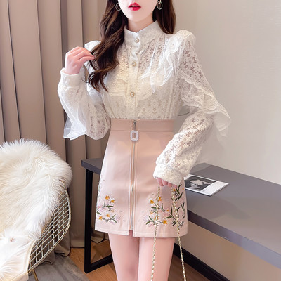 Moodne naiste komplekt lokkidega pitssärgist ja tikandiga seelikust