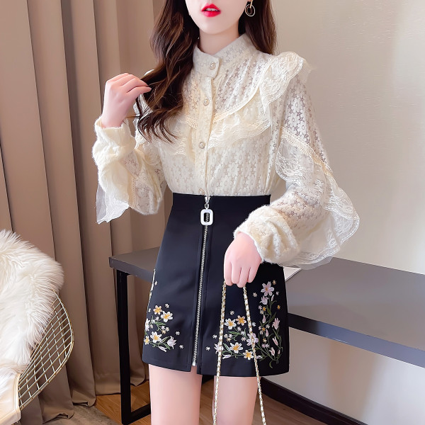 Moodne naiste komplekt lokkidega pitssärgist ja tikandiga seelikust