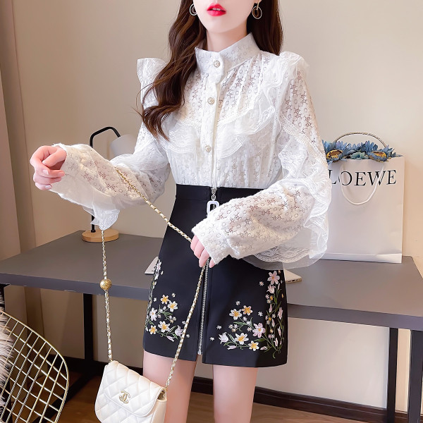 Moodne naiste komplekt lokkidega pitssärgist ja tikandiga seelikust