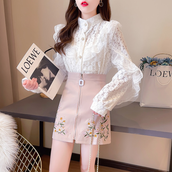 Moodne naiste komplekt lokkidega pitssärgist ja tikandiga seelikust