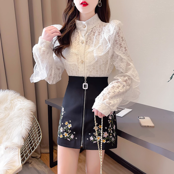 Moodne naiste komplekt lokkidega pitssärgist ja tikandiga seelikust