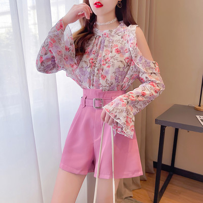 Värviline paljaste õlgadega naiste särgikomplekt ja kõrge pihaosaga püksid