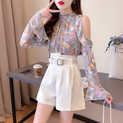 Värviline paljaste õlgadega naiste särgikomplekt ja kõrge pihaosaga püksid