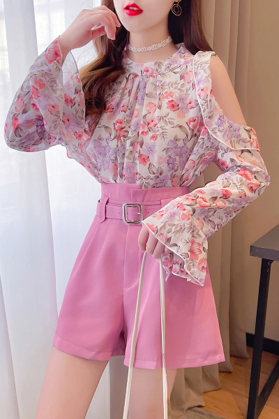 Värviline paljaste õlgadega naiste särgikomplekt ja kõrge pihaosaga püksid