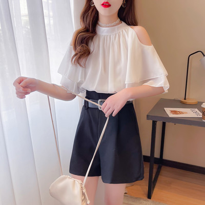 Дамски комплект от риза с голи рамене и къси панталони