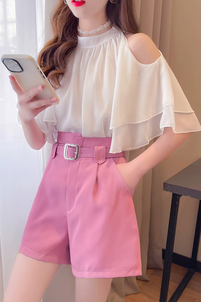 Дамски комплект от риза с голи рамене и къси панталони