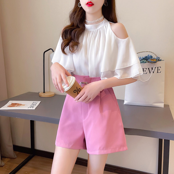 Дамски комплект от риза с голи рамене и къси панталони