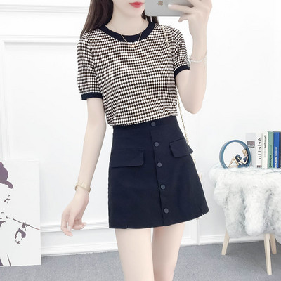 Γυναικείο μοντέρνο καθημερινό σετ - μπλούζα με κοντά μανίκια και σορτς