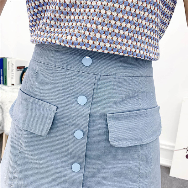 Γυναικείο μοντέρνο καθημερινό σετ - μπλούζα με κοντά μανίκια και σορτς