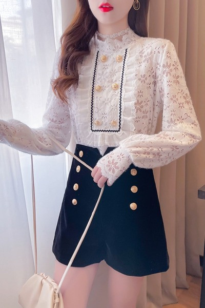 Γυναικείο μοντέρνο καθημερινό σετ - πουκάμισο από δαντέλα με βολάν και σορτς με χρυσά κουμπιά