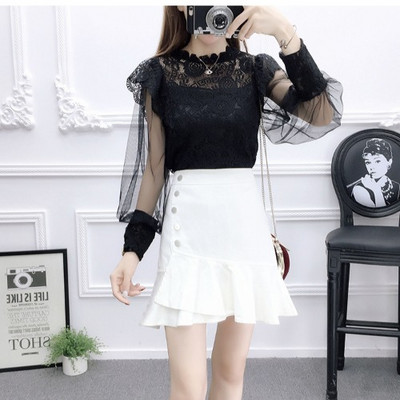 Модерен дамски комплект от дантелена блуза и пола