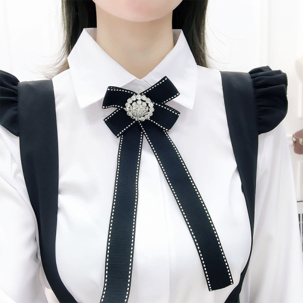 Нов модел дамски сет от разкроена рокля и риза в бял цвят