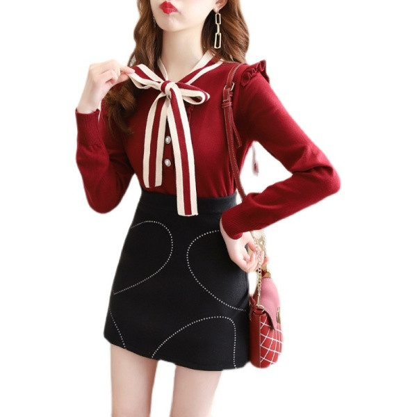 Moodne sügisene lipsude ja lühikese seelikuga särgikomplekt