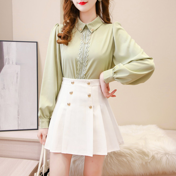 Naiste vabaaja komplekt, mis sisaldab särki ja plisseeritud seelikut