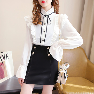 Naiste kaasaegne komplekt lühikesest seelikust ja särgist