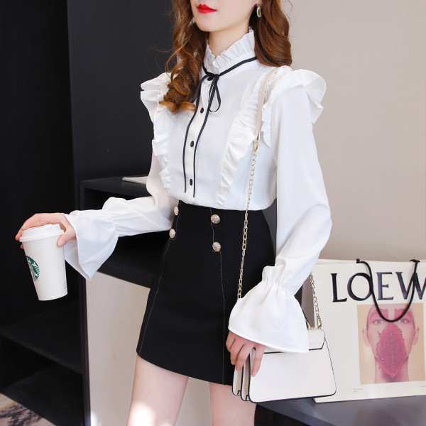 Naiste kaasaegne komplekt lühikesest seelikust ja särgist