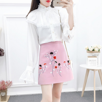 Μοντέρνο γυναικείο πουκάμισο με κολάρο και φούστα με κέντημα