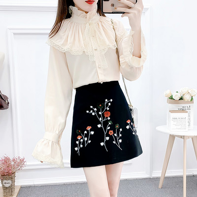 Μοντέρνο γυναικείο πουκάμισο με κολάρο και φούστα με κέντημα