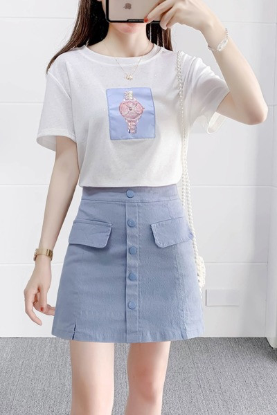 Komplet majica kratkih rukava s aplikacijom i suknja s gumbima