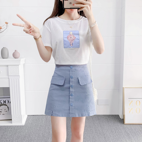 Komplet majica kratkih rukava s aplikacijom i suknja s gumbima