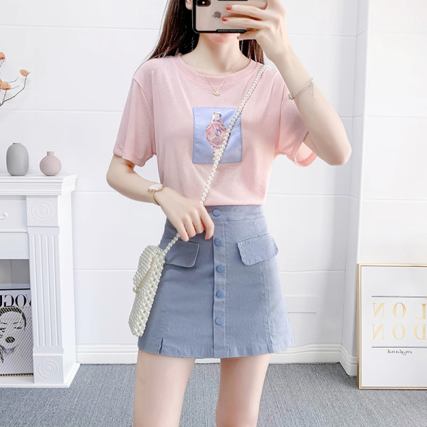 Komplet majica kratkih rukava s aplikacijom i suknja s gumbima