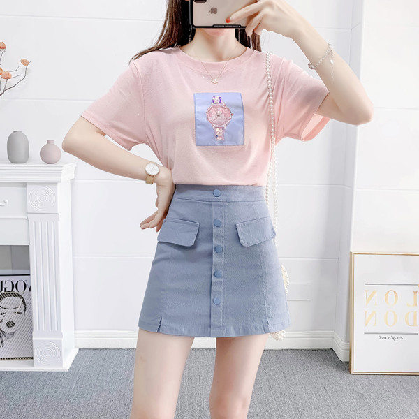 Komplet majica kratkih rukava s aplikacijom i suknja s gumbima