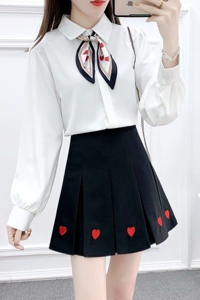 Naiste vabaaja komplekt klassikalise krae ja plisseeritud seelikuga