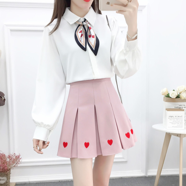 Naiste vabaaja komplekt klassikalise krae ja plisseeritud seelikuga